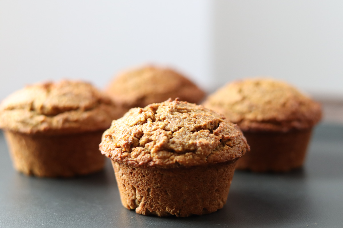 4 muffins pain d'épices sur un plateau.