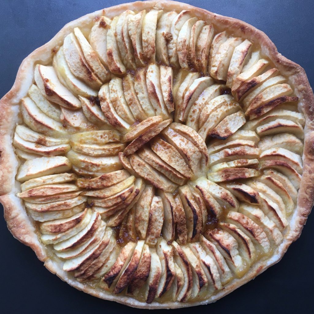 Gros plan sur une tarte aux pommes sans gluten