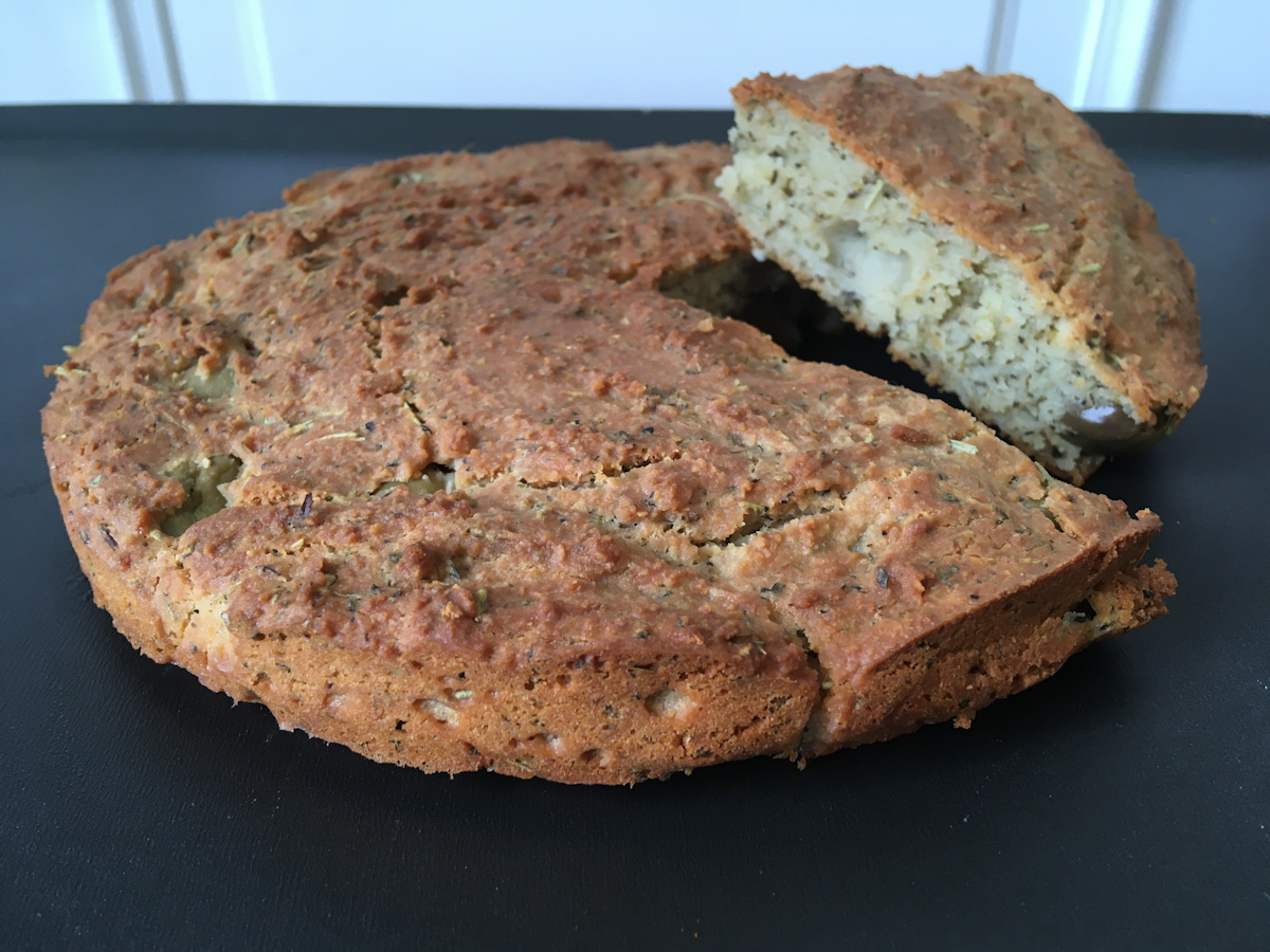 Une fougasse aux olives sans gluten avec une part coupée