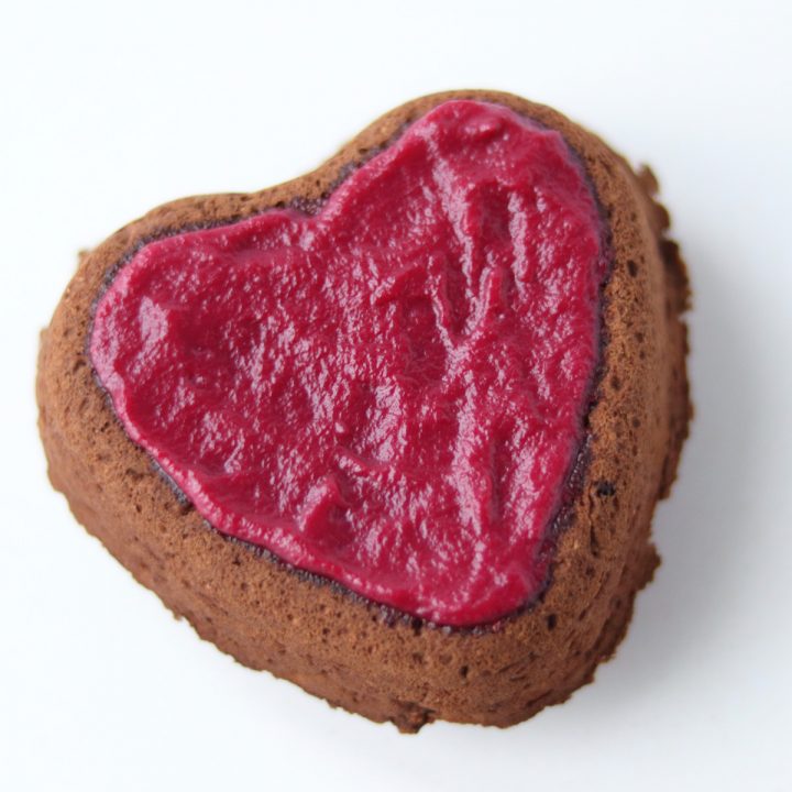 1 gâteau au chocolat en forme de coeur avec un glaçage rose