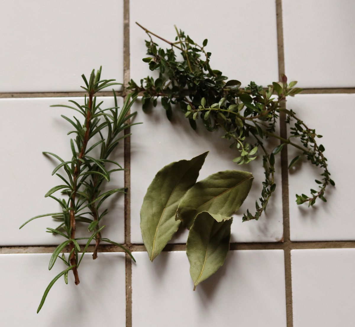 Bouquet garni sur le plan de travail de la cuisine