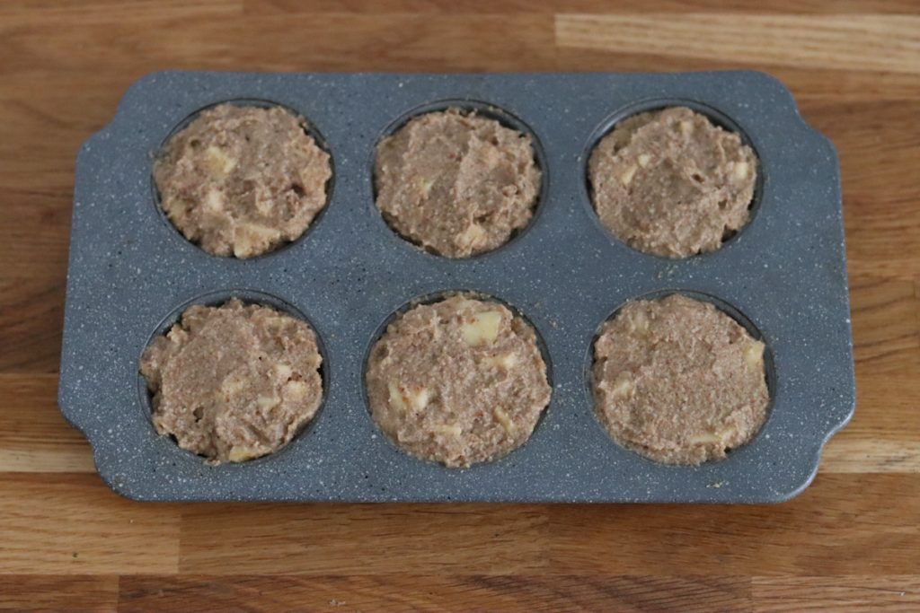 la pâte à muffins dans un moule à muffins