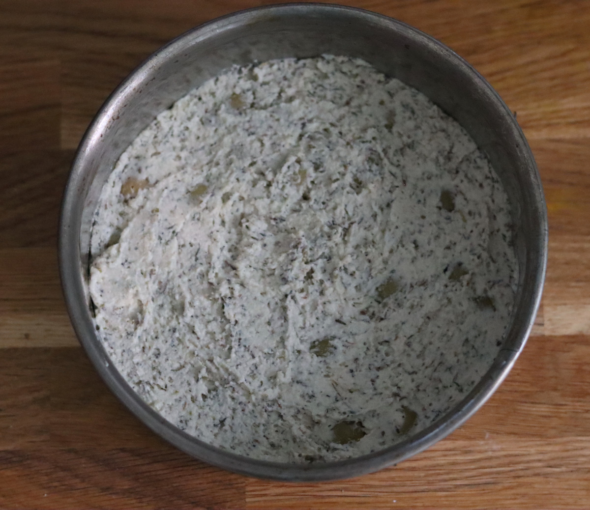 la pâte de la fougasse dans un moule à manqué de 18 cm de diamètre