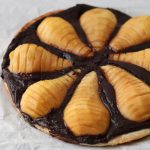 gros plan sur tarte poire chocolat
