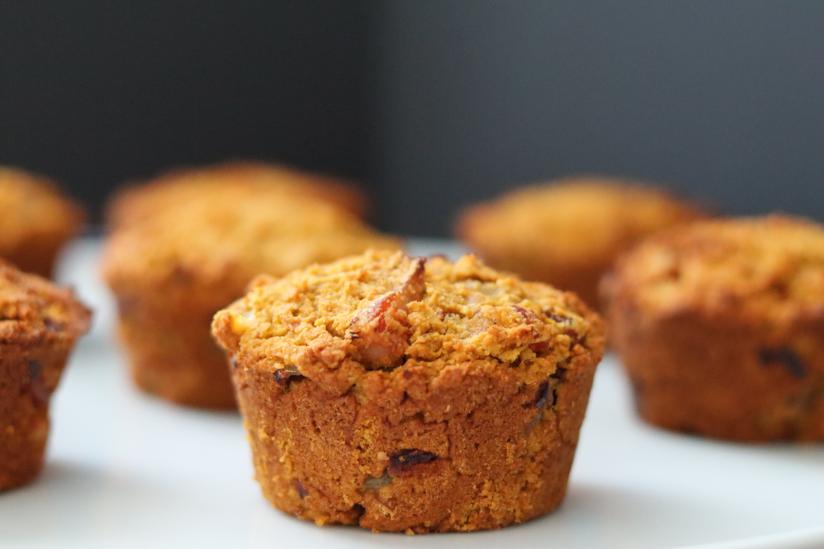 7 muffins patate douce et lardons sur un plat blanc.