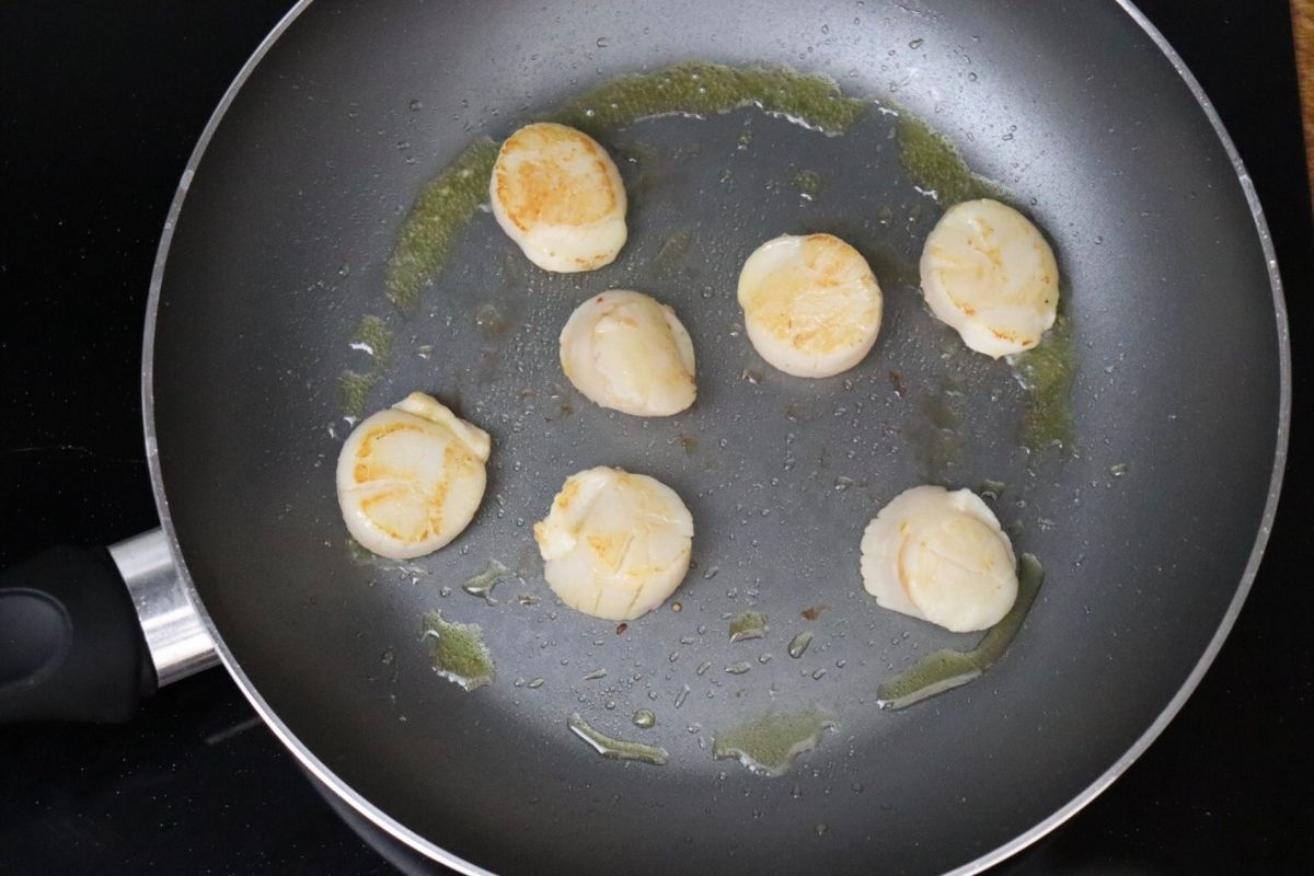 scallops cooking in the pan with oil