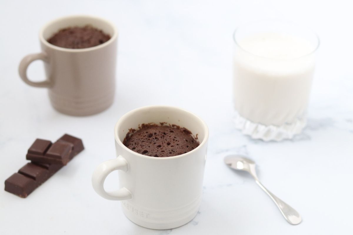 2 mug cakes au chocolat, 2 barres de chocolat et un verre de lait d'amande