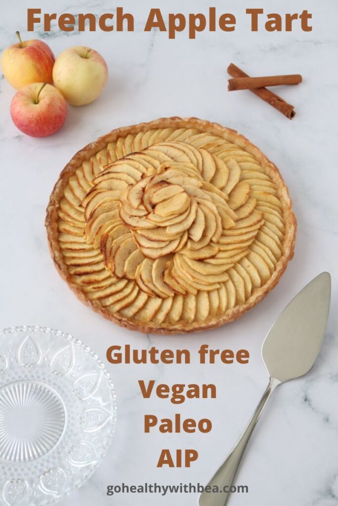 a graphic with a picture of an apple tart a glass plate, 3 apples and 2 cinnamon sticks on the side and a text overlay