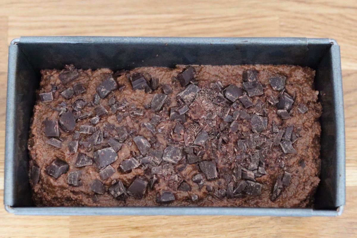 gâteau courgette chocolat sans gluten avant d'être enfourné avec des pépites de chocolat sur le dessus