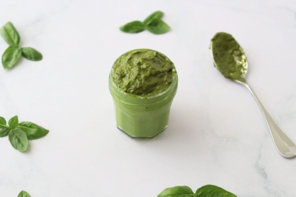Pesto de Basilic (sans parmesan, sans pignon) - Go Healthy With Bea