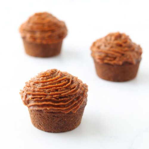 3 muffins recouverts d'un glaçage à la caroube.