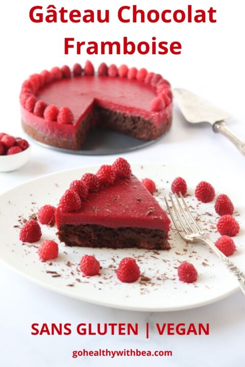 Une part de gateau chocolat framboise sans gluten sans oeuf sur une assiette décorée avec des framboises et du chocolat râpé, avec le gateau entier et le titre de la recette.