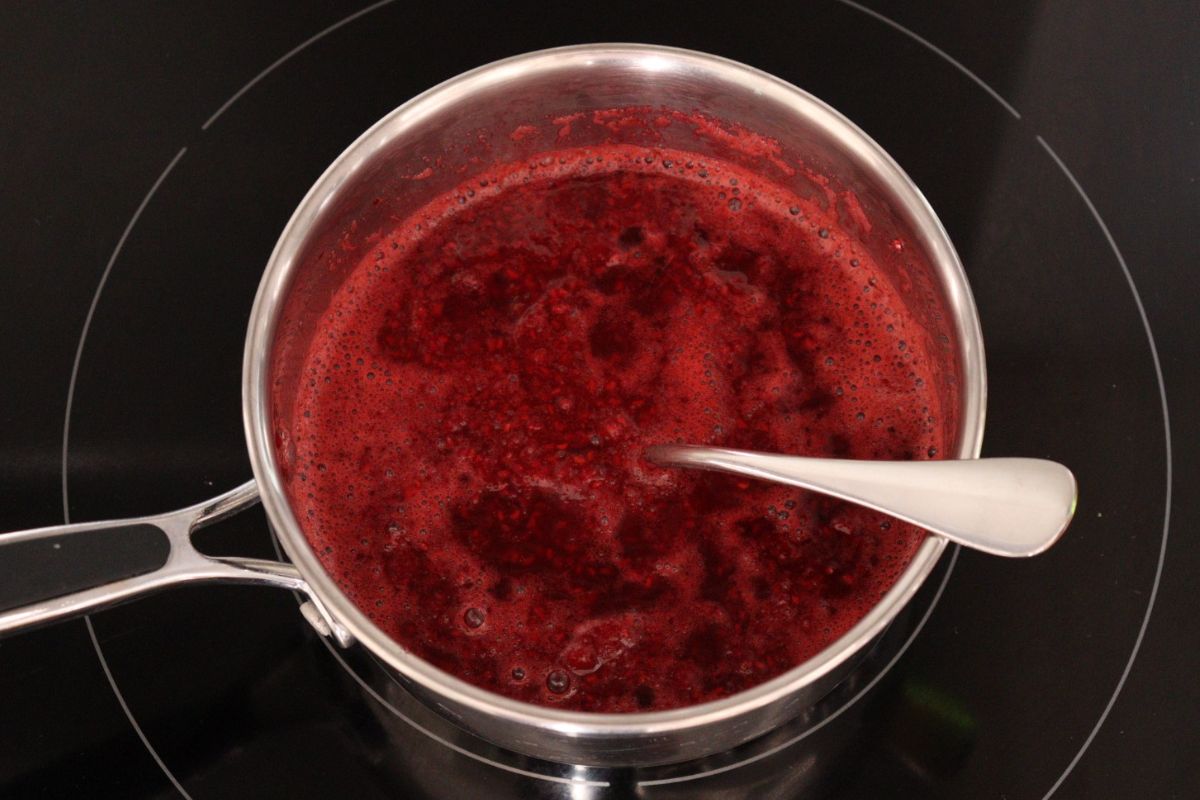 Raspberry sauce after cooking.