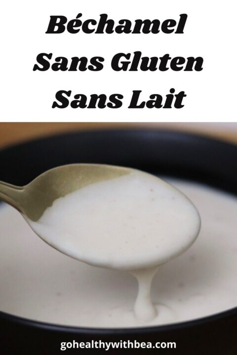 De la sauce béchamel coulant d'une cuillère dans un bol.