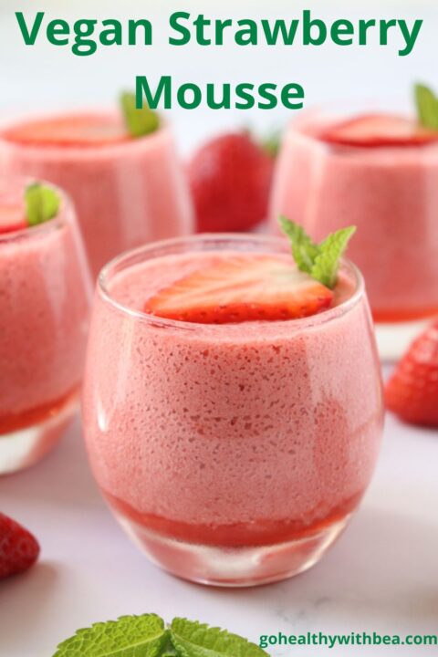 4 glass cups of strawberry mousse decorated with a slice of strawberry and mint leaves and a text overlay with the title.